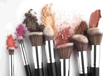 Limpia tus brochas de maquillaje en sencillos pasos