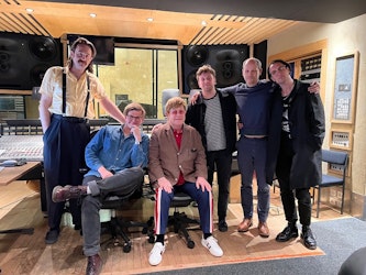 Yard Act y Elton John unen fuerzas en una versión nueva de "100% Endurance"