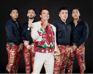 Juan Gabriel lanza “Mía Un Año”