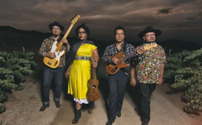 La Santa Cecilia estrena “El Andariego”