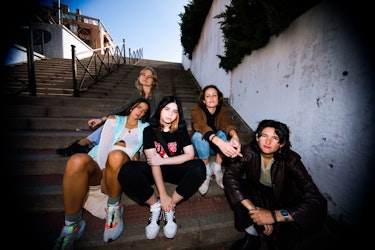 Bratty presenta "¿Y cómo?" con Hinds