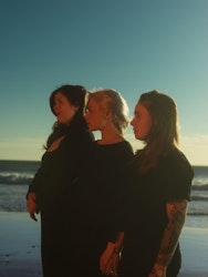 boygenius lanza "Not Strong Enough"