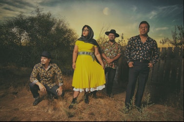 La Santa Cecilia revive el clásico “La Carretera” con Patricio Hidalgo de Chuchumbé