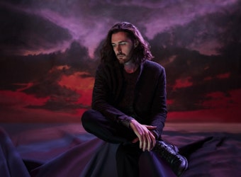 Hozier regresa con un nuevo EP: “Eat Your Young”