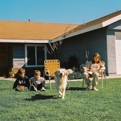 Petey lanza su primer sencillo con Capitol Records, "I'll Wait"