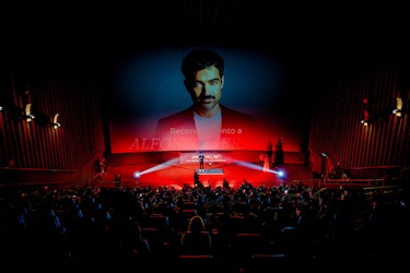 "Heroico" y Alfonso Herrera clausuran la primera sede de Sexto Aniversario de Árbol Rojo