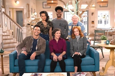 Llega Warner Channel “Call Me Kat”, la sitcom protagonizada por Mayim Bialik