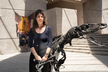 Dinosaurios y punk rock se apoderan del Museo Tamayo con la exposición “No tengo preguntas, solo respuestas” de Raphaela Vogel
