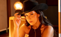 Sofi Saar lleva “Brillas” de León Larregui al popteño