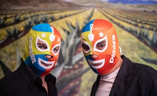 Iñárritu y Tom Cruise se ponen la máscara en México para despedir la gira de "DIGGER"