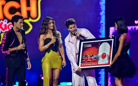 Sebastián Yatra recibió el reconocimiento 3X platino por “Pareja del Año''