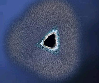 Un agujero negro en medio del océano y más misterios en Google Maps