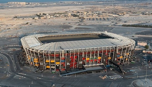 El innovador y sostenible Estadio 974, hecho con contenedores