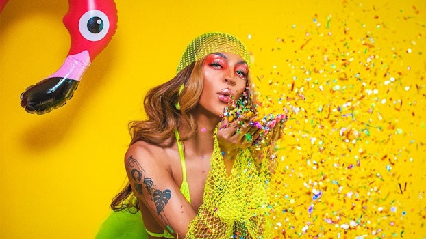 Los Sims y Pabllo Vittar se unen para elegir estilos vibrantes en el Kit de Los Sims 4 Colores de Carnaval