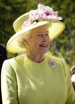 Reina Isabel II, por qué siempre usa total looks