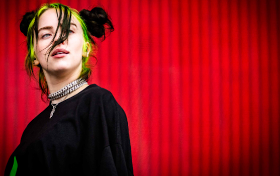 Manicure francés en uñas acrílicas, la tendencia que impuso Billie Eilish