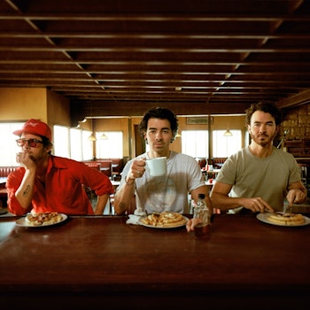 Jonas Brothers presenta "Waffle House", su nuevo sencillo