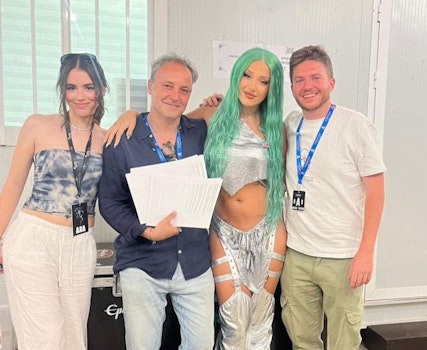 Lola Índigo renueva su contrato discográfico con UMS y GTS, su oficina de management