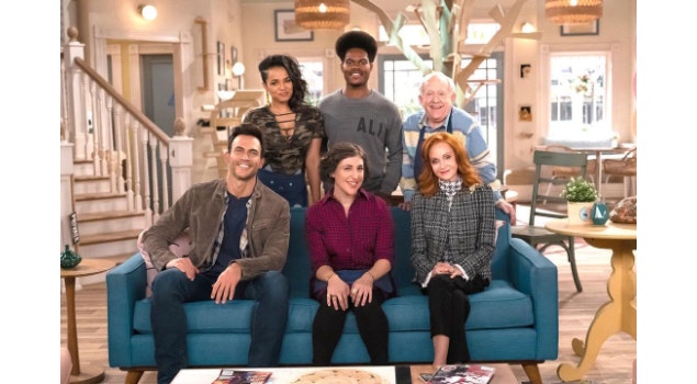 Llega Warner Channel “Call Me Kat”, la sitcom protagonizada por Mayim Bialik